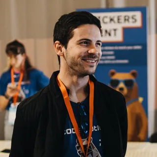 Pablo Magaña Úbeda, consultor de producto digital, dando una charla en Codemotion